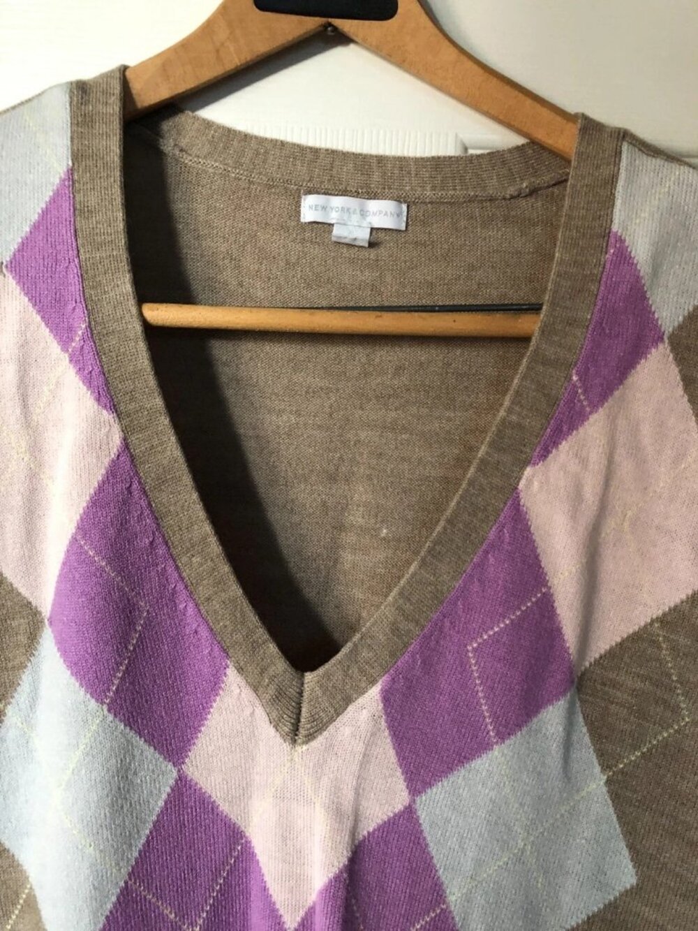 New York & Company Women's Beige V-Neck Pullover Long Sleeve Argyle Size XL - Picture 3 of 12